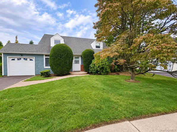 29 Emerson Court, Westbury, NY 11590