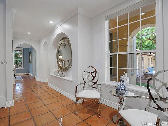 3rd image of 4025 Poinciana Ave