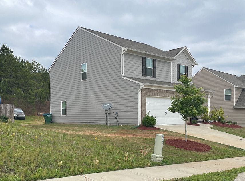 2nd image of 825 Fitzroy Dr