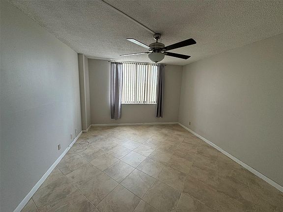 4th image of 901 Hillcrest #401