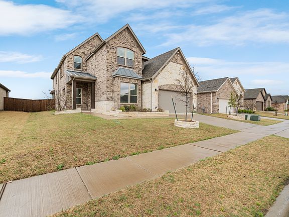 3rd image of 221 Tate Ln