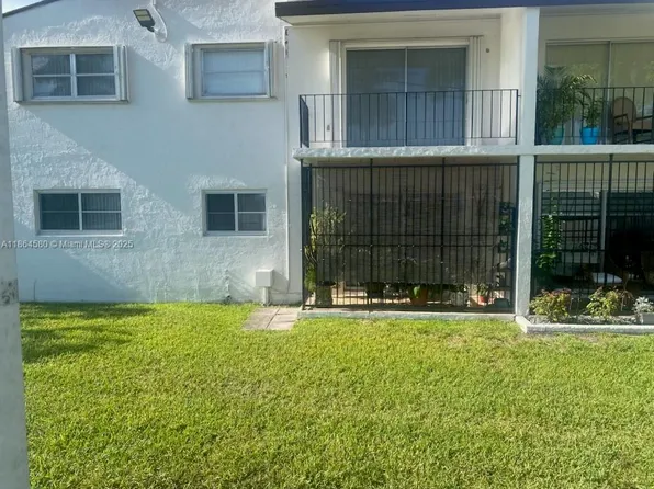 9520 SW 8th St APT 111, Miami, FL 33174