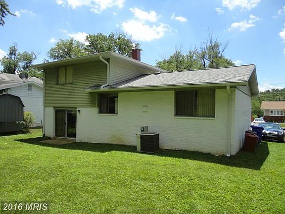 3rd image of 5011 Adrian St