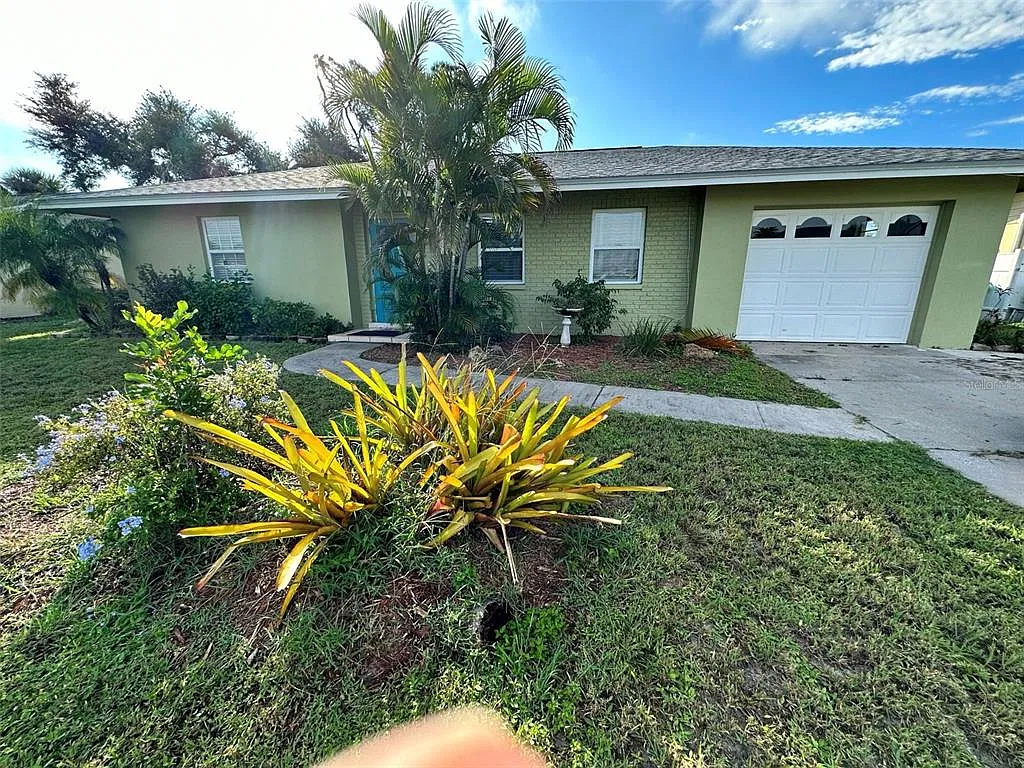 3 bed, 2.0 bath, 1203 sqft, $1,595 — Photo 1
