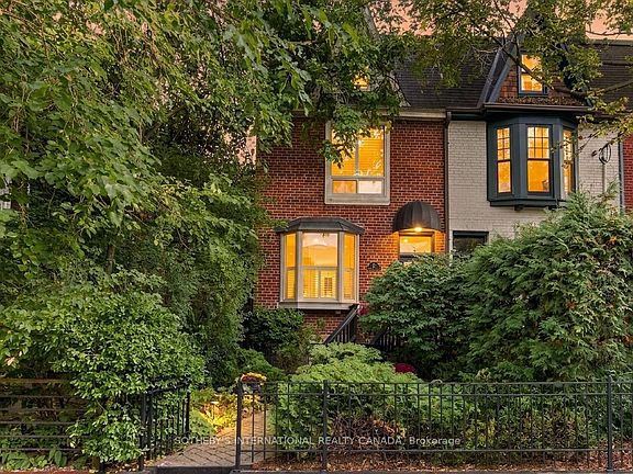 3rd image of 411 Wellesley St E