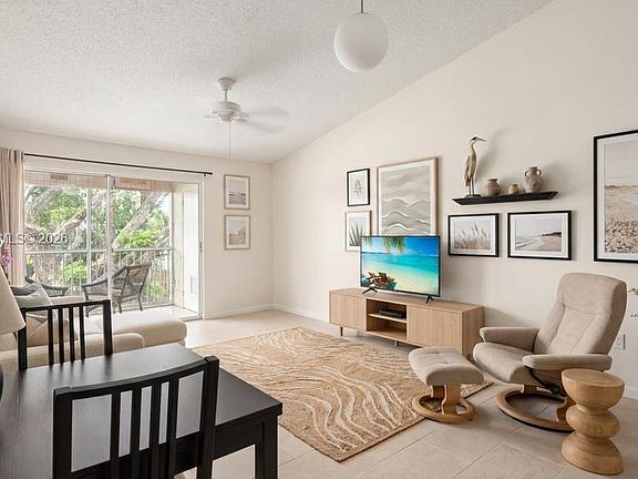 4th image of 401 SE 10th St APT B205