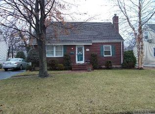 34 Wellington Rd, Merrick, NY 11566