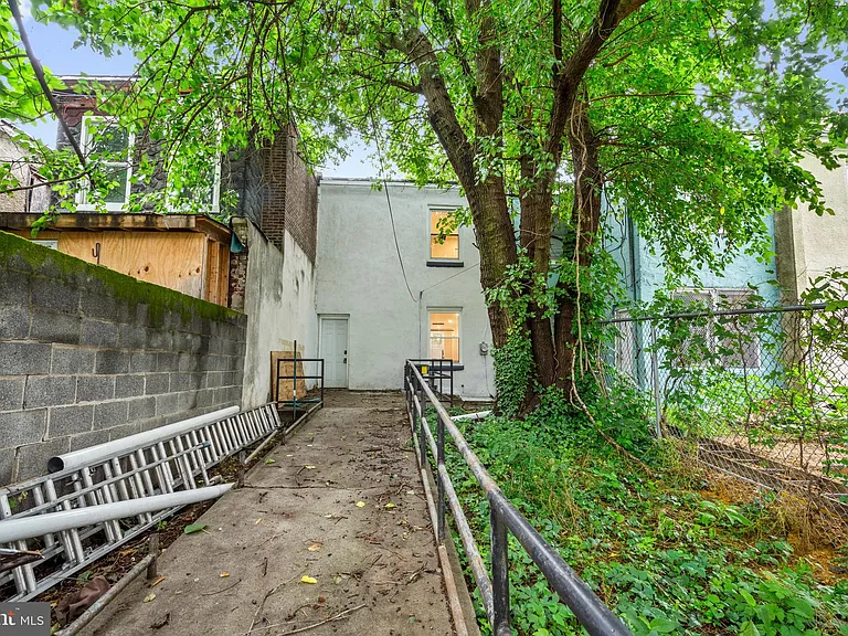 1908 N Croskey St — Photo 22