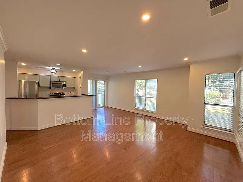 2 bed, 2.0 bath, 956 sqft, $1,695 — Photo 4