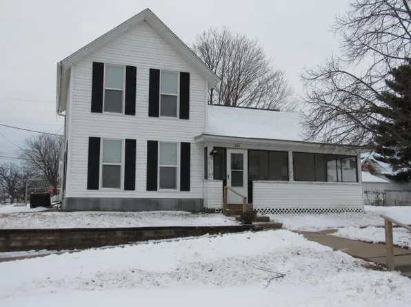 413 E Delaware St, Manchester, IA 52057