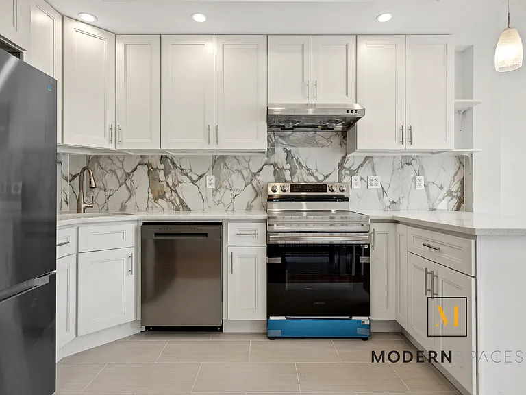 10-57 50th Ave #DLX — Photo 4