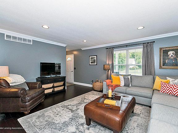 5th image of 4851 Pine Hill Dr