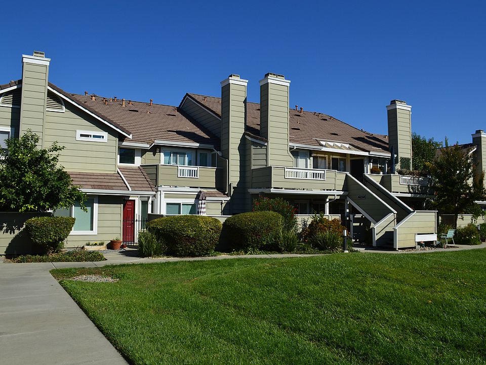 1st image of 32 Cherryton Ln