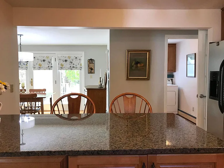 402 W Elm St — Photo 8