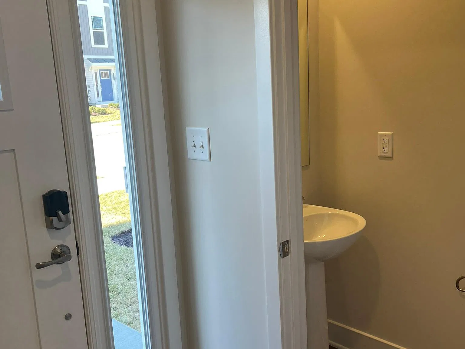 4 bed, 3.5 bath, 2200 sqft, $3,000 — Photo 4