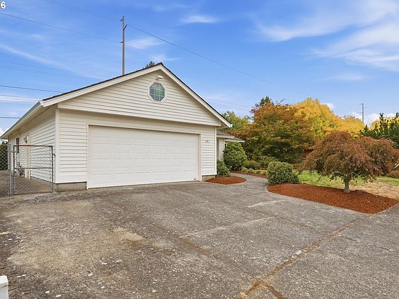 3rd image of 391 NE 30th Dr
