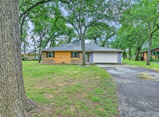912 Kiowa Dr W, Lake Kiowa, TX 76240