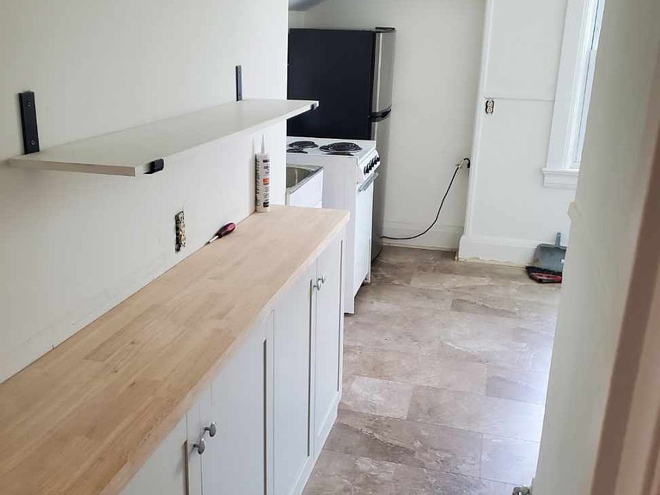 2nd image of 488 Glen St #3