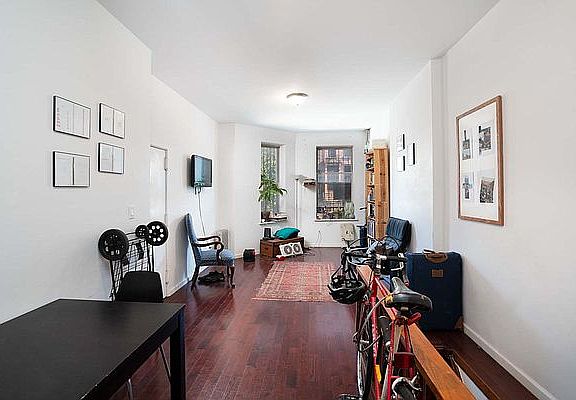 2nd image of 439 Jefferson Ave APT 1L