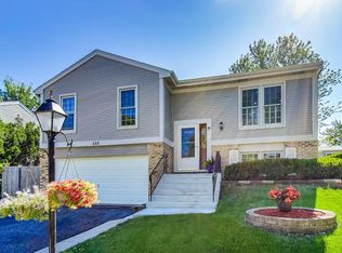 555 Radnor Dr, Roselle, IL