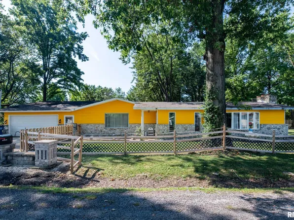 708 E Candy Cane Ln, West Frankfort, IL 62896