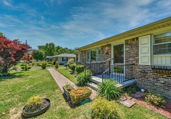 3rd image of 1034 Meadowview Dr