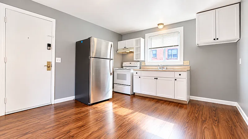 2 bed, 1.0 bath, $1,350 — Photo 2