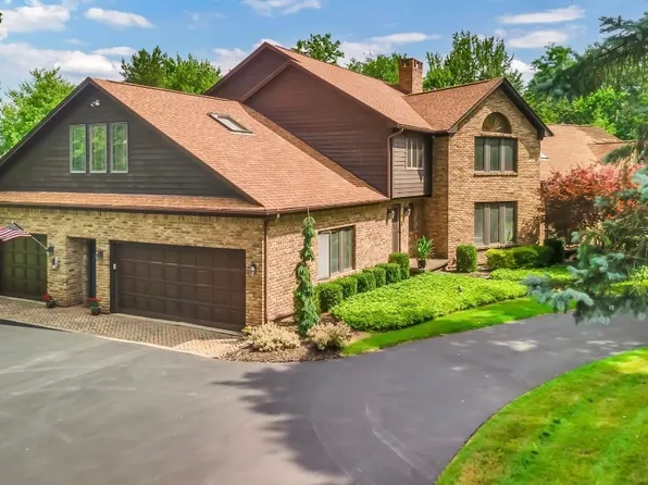 8 Eagle Heights Dr, Orchard Park, NY 14127