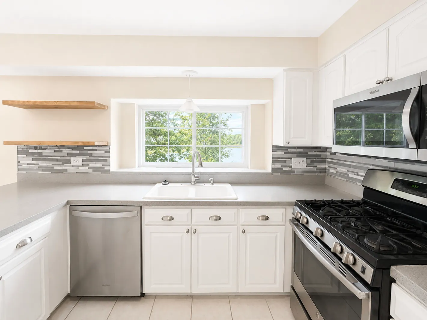 3 bed, 2.5 bath, 2120 sqft, $2,800 — Photo 2