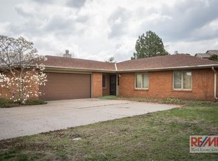 1401 Manchester Dr, Lincoln, NE 68528