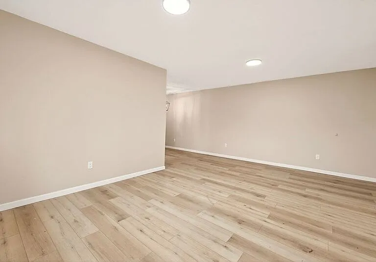 Holcomb Village Apartments — Photo 9