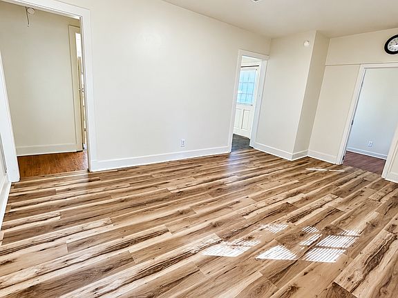 4th image of 528 Woodbury Rd