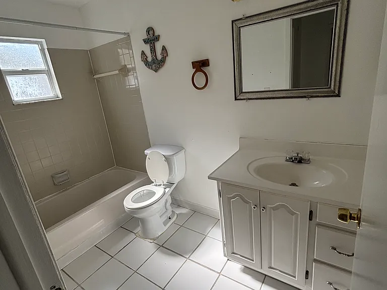 1920 Pepper Tree Dr — Photo 3