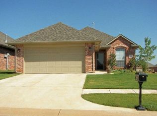 809 SW 38th St, Moore, OK 73160
