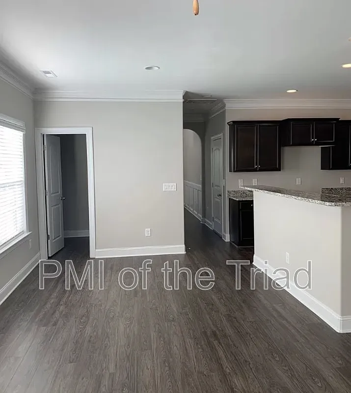 3 bed, 2.5 bath, 1750 sqft, $2,150 — Photo 2