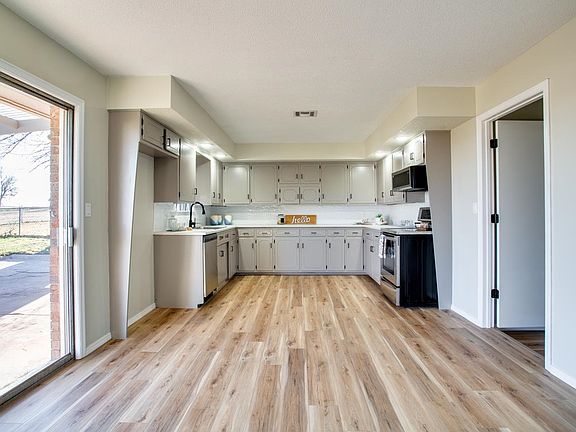 3rd image of 3681 Antelope Dr