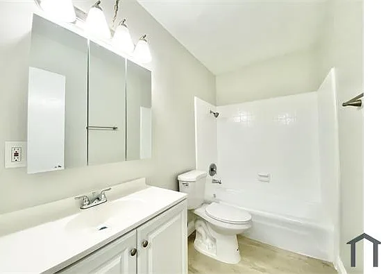 6321 Crenshaw Blvd #8 — Photo 2