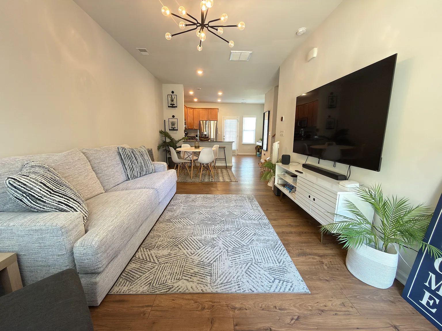 2 bed, 2.5 bath, 1328 sqft, $1,900 — Photo 3