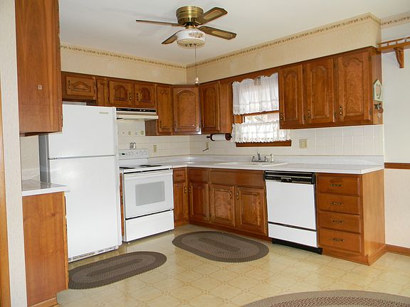 4th image of 300 Lesleh Ave