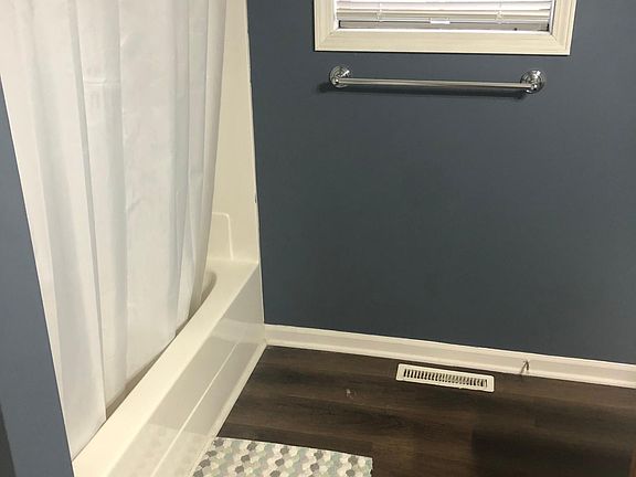 Bathroom tub/shower.