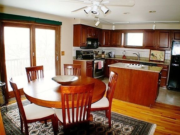 Updated Kitchen 18x16 !! Hav