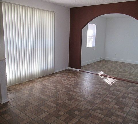 5th image of 6015 Sandwick Dr