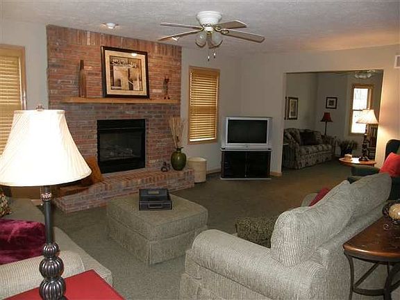 2nd image of 2501 Monica Ln
