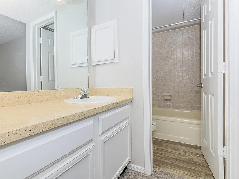 Lincoln Glens Apartments — Photo 52