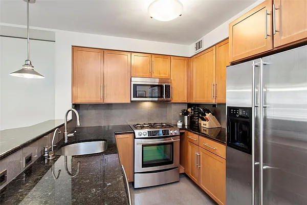 Rented by Douglas Elliman | media 16