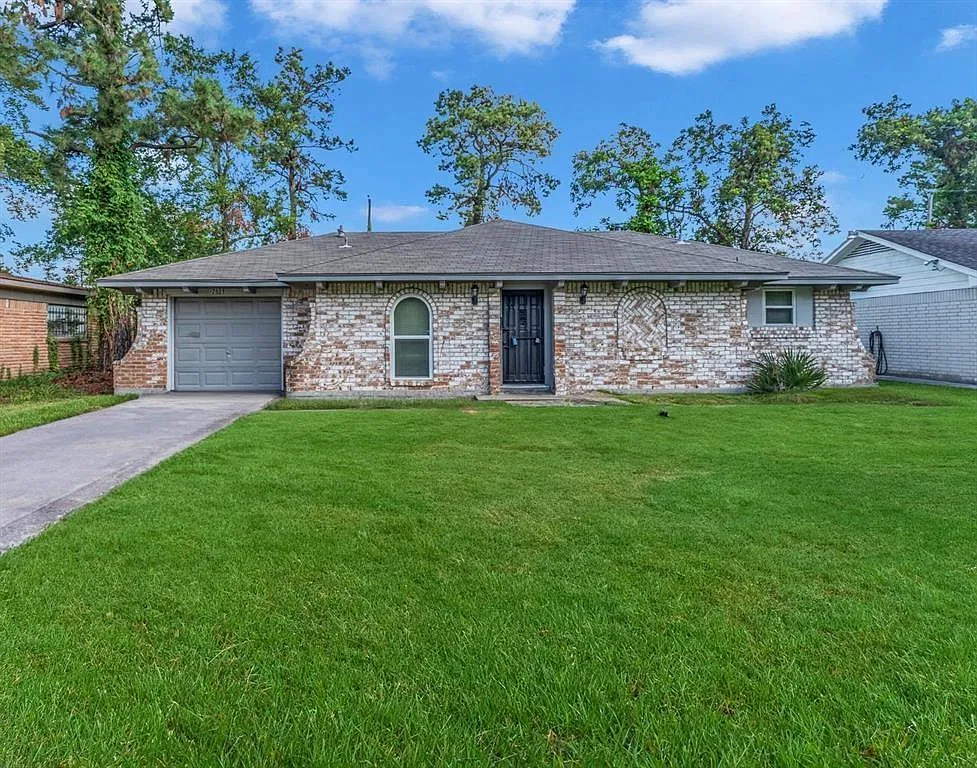 3 bed, 1.5 bath, 1019 sqft, $1,450 — Photo 1