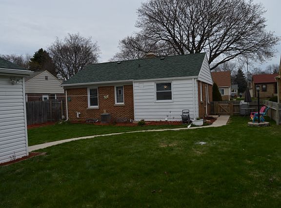 3rd image of 4919 N Iroquois Ave