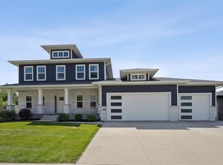 1015 Oakes Dr, Iowa City, IA 52245