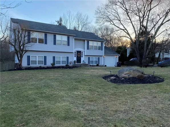 4 Hunters Crossing Dr, Coventry, RI 02816