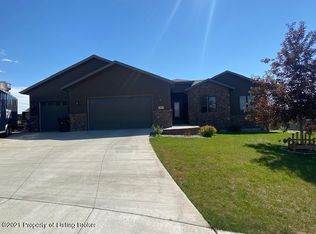 986 Belle Ct, Dickinson, ND 58601